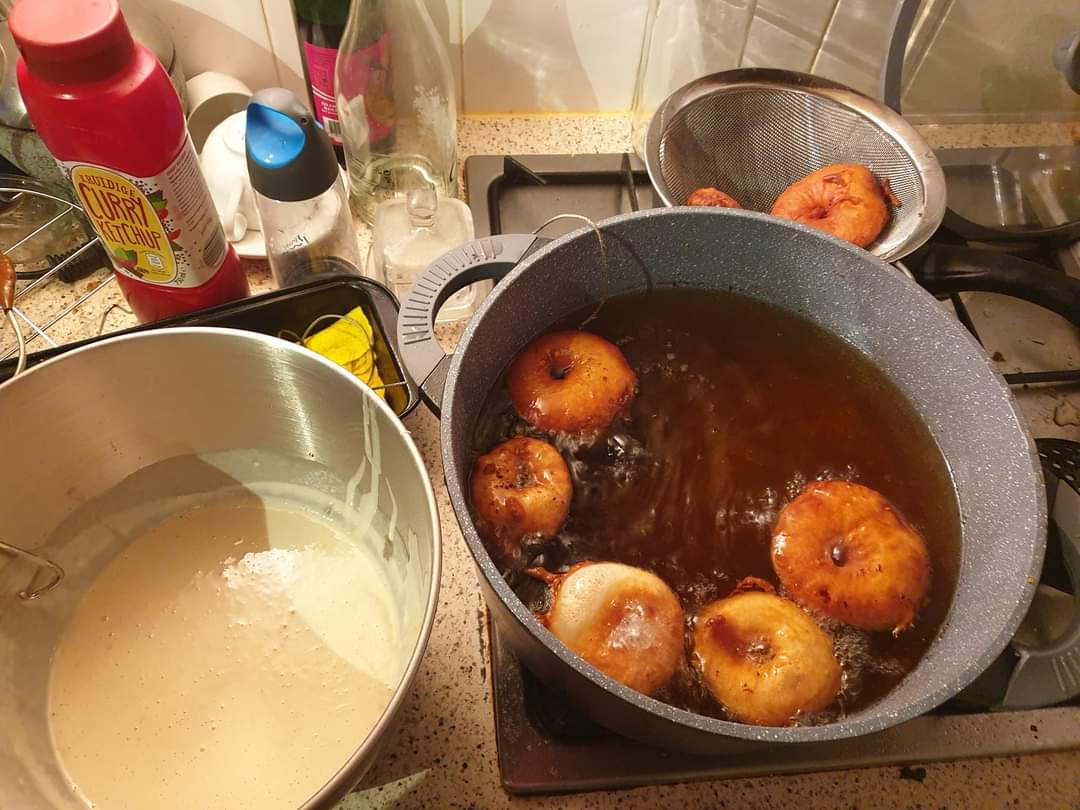 renedewitcas's tweet photo. Ik had vanavond gewoon trek in appelflappen en ik hadden alle ingrediënten in huis. 35 minuten later konden wel smullen. https://t.co/ok2KqRhbY6