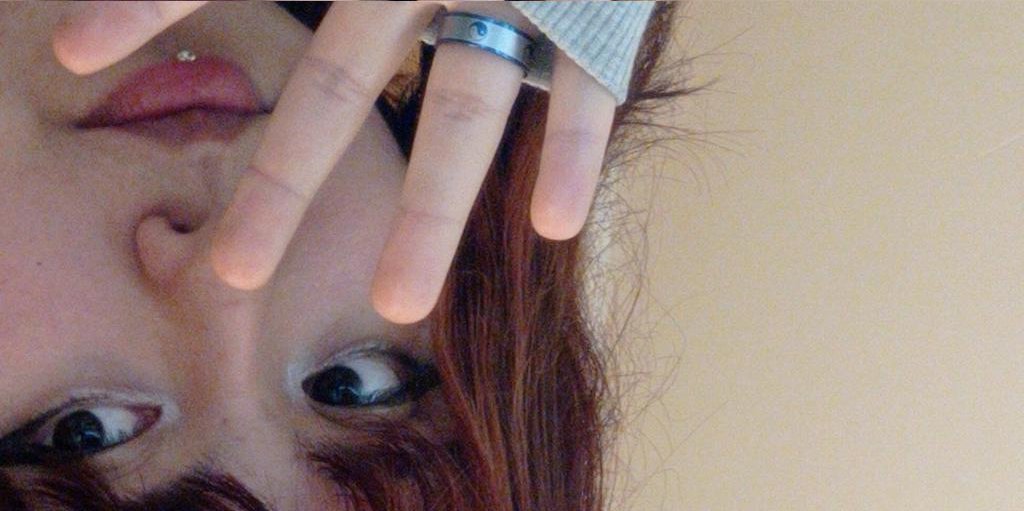 autoxiaaa's tweet photo. ola solo vengo a mostrar el pircing q me acabo d hacer jeje https://t.co/9FWK01SbMy