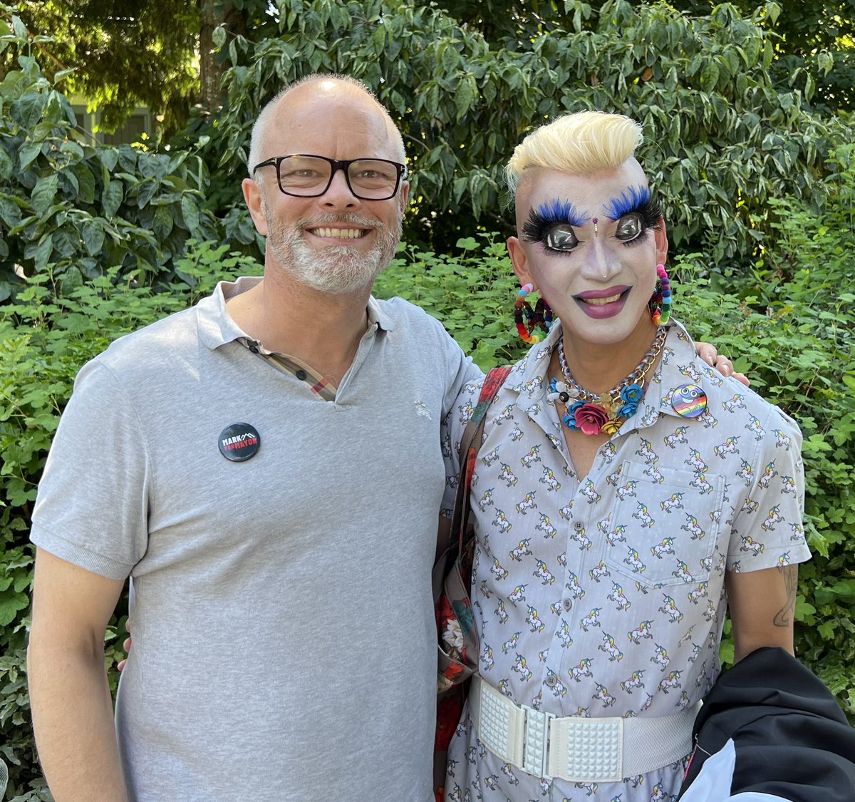 marissenmark's tweet photo. Great times chatting with people &amp; grabbing a hot dog at the amazing annual Mole Hill Garage Sale hosted by @DMSVancouver &amp; @rainbowrefugee!

Grateful for a good briefing from Emperor Victor the Victorious &amp; Empress Fancypants in the Mole Hill laneway.

#vanpoli #ChooseProgress https://t.co/HHfnNe9kDB