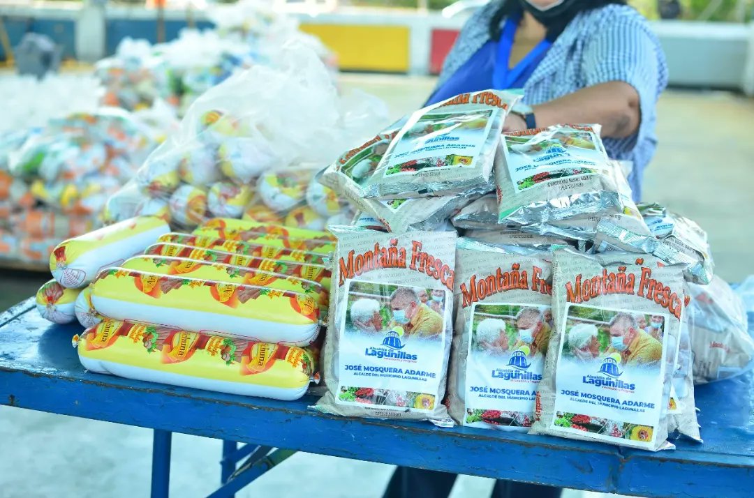 cheolagunillas's tweet photo. Atendimos a dos mil familias en la parroquia Venezuela con una jornada de alimentación.

De la mano de Mercadal distribuimos 2 mil bolsas de comida a bajo costo.

@manuelrosalesg @gobdelzuliave
@Ciudad_Ojeda @MercadalLags
@concejolags

#ciudadojeda #lagunillas #zulia https://t.co/bQg1tc6gqI