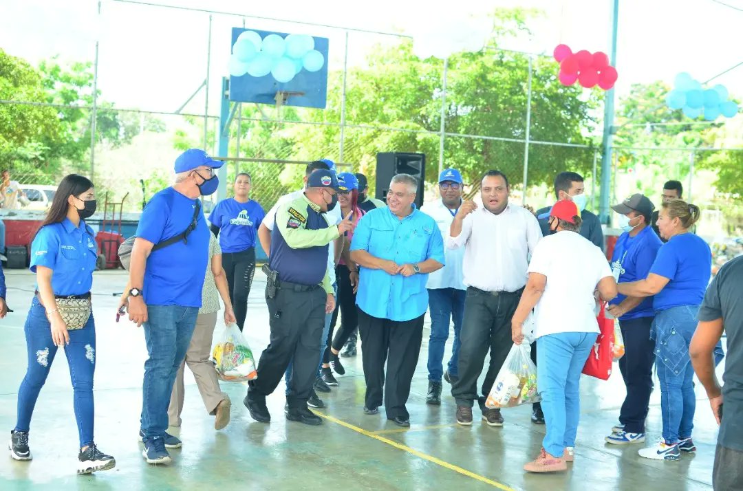 cheolagunillas's tweet photo. Atendimos a dos mil familias en la parroquia Venezuela con una jornada de alimentación.

De la mano de Mercadal distribuimos 2 mil bolsas de comida a bajo costo.

@manuelrosalesg @gobdelzuliave
@Ciudad_Ojeda @MercadalLags
@concejolags

#ciudadojeda #lagunillas #zulia https://t.co/bQg1tc6gqI