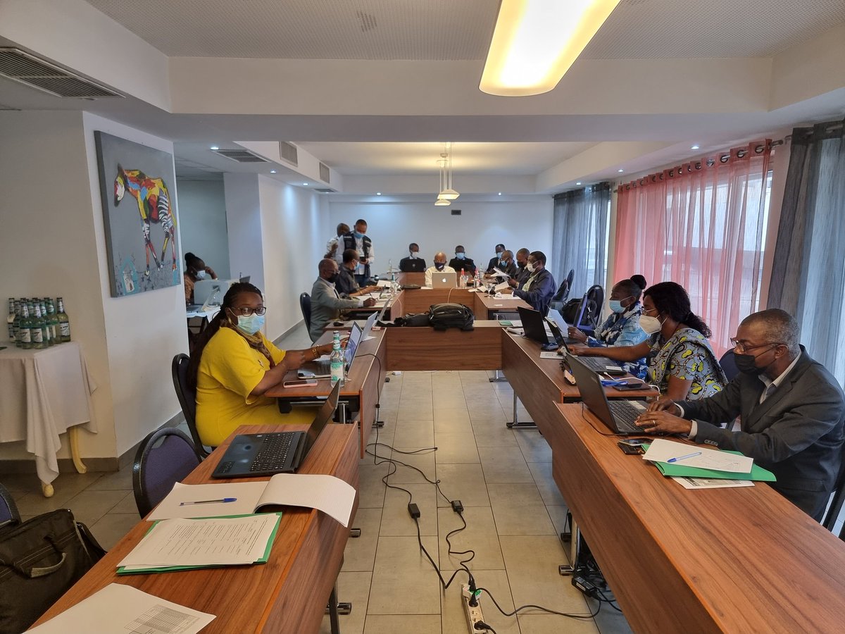 Pev_rdcongo's tweet photo. Clôture ce samedi 23 juillet 2022 à @PullmanKinshasa, de la session extraordinaire du #GTCV-RDC durant 6 jours où les éminents professeurs avaient pour objectif l'élaboration de la note d'avis et recommandations du GTCV au @SanteMinistre https://t.co/KkiCpmrR0M