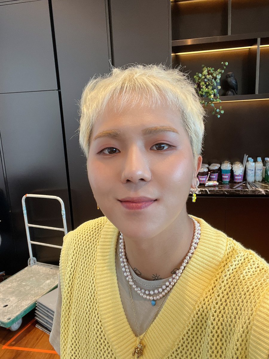 [ 220724 MINO UPDATE📷 ]
🐻 : They asked me to upload a selfie, so I'm uploading it.
Honestly, it's still hard.
#송민호 #MINO <a href="/official_mino_/">official_mino_</a>