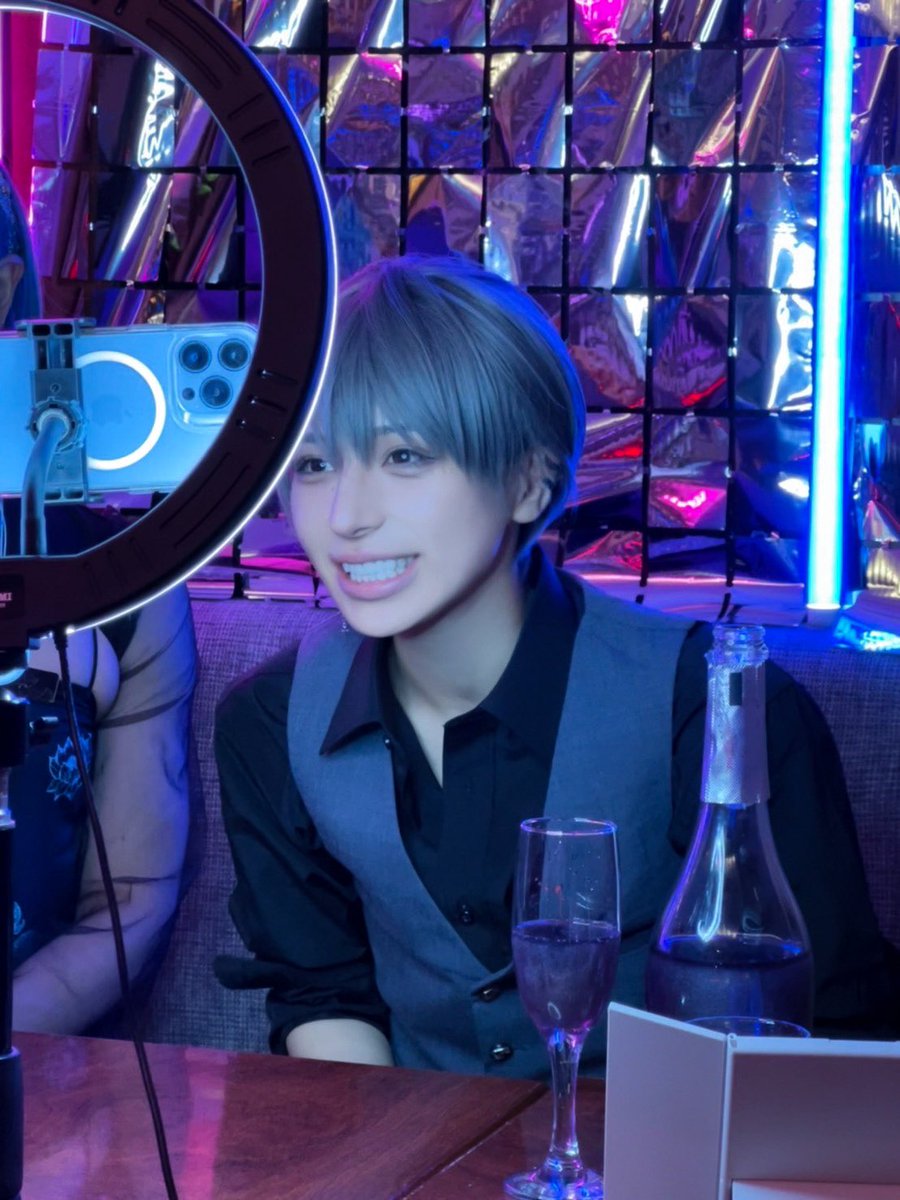 昨日はリモート飲み会ありがとうございました！！楽しすぎた！！！
ホストはるでピンドン飲めた~🍾シャンパンやドリンクなどたくさんご注文ありがとうございました！幸せでおなかいっぱい🙌🏻 https://t.co/4nWrcrNa9V