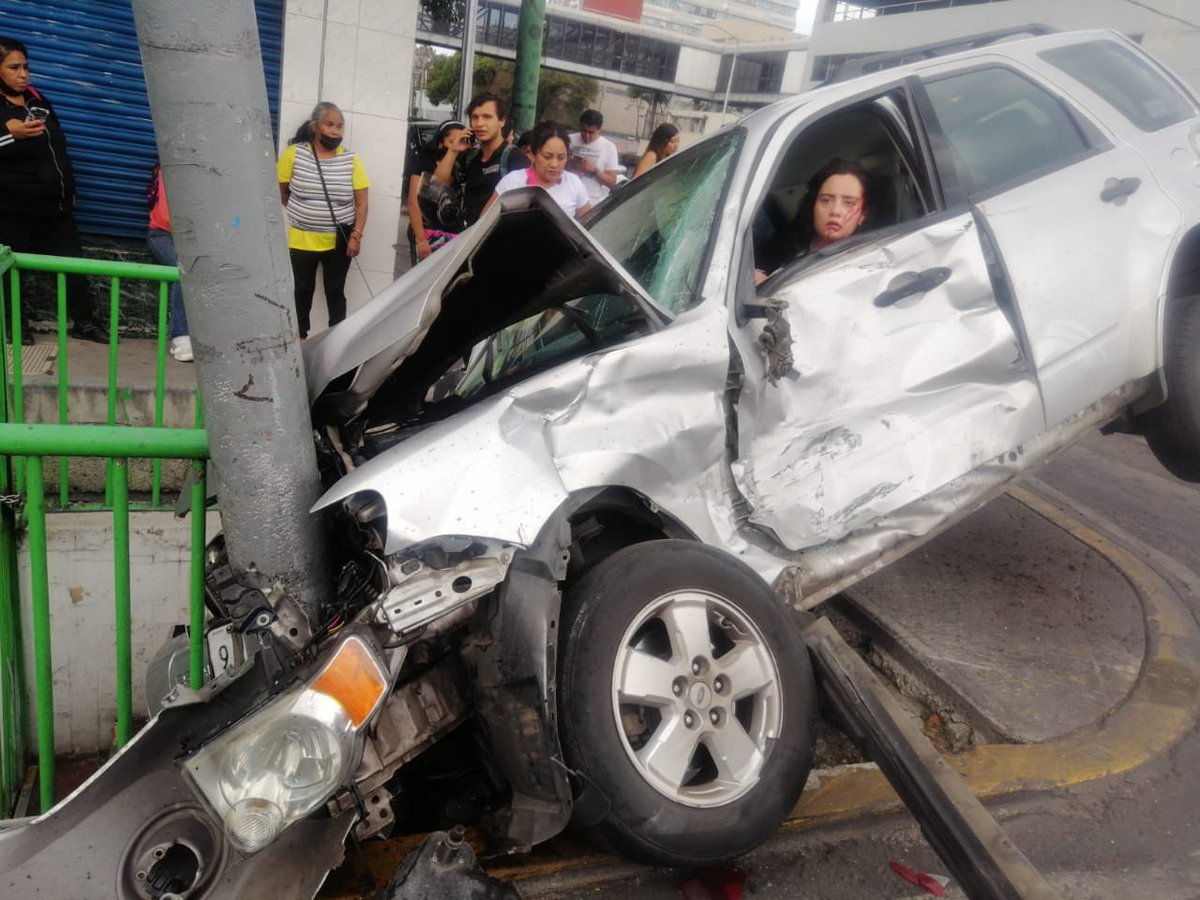 Frida9182's tweet photo. por lo que les pido me ayuden a que la notica llegue a más 

Llego nuestro ajustador, lo jalaron entre una bolita de 7 policías y el ajustador nos dijo que simplemente tomaría la versión de ellos… no se esforzó por nada ni viendo a mi hermana ensangrentada. https://t.co/fSauPQseSd
