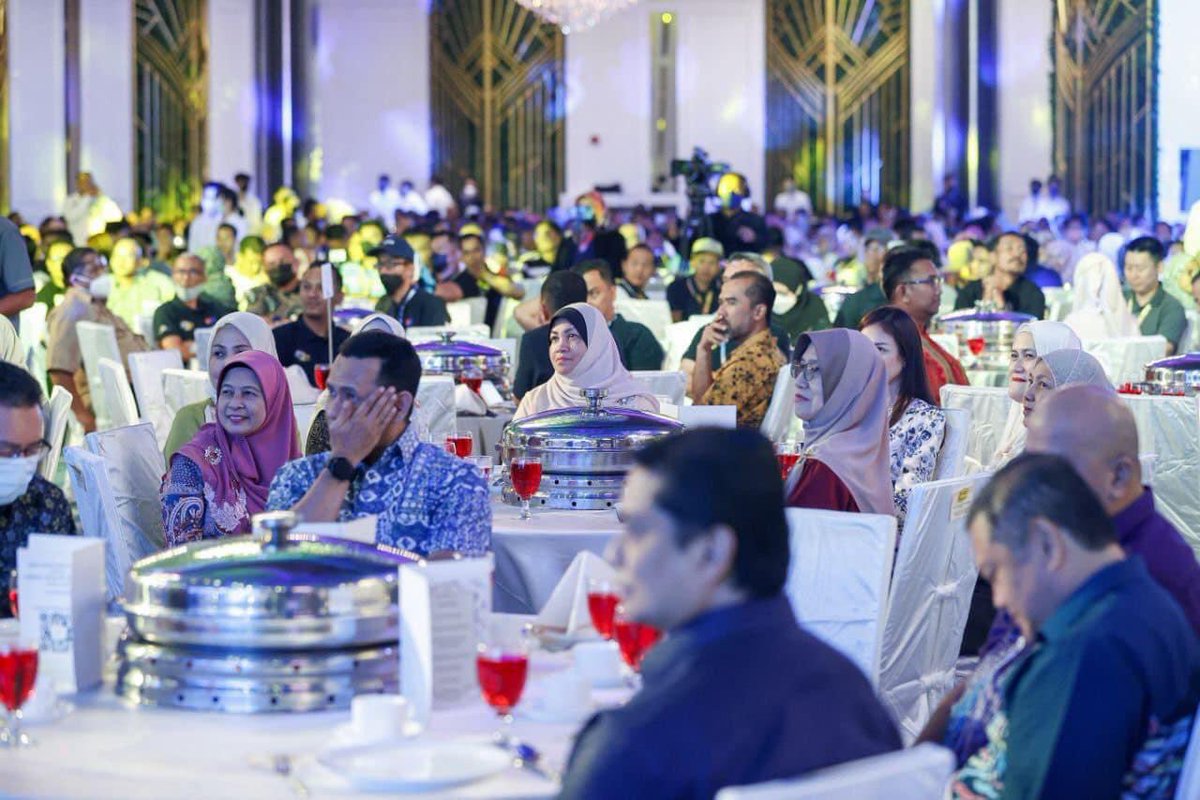 Syukur Alhamdulilah

Semalam saya berpeluang beramah mesra dengan warga JKR di majlis makan malam Karnival Sukan JKR (SURYA) Se-Malaysia 2022.

Ribuan terima kasih saya ucapkan kepada Menteri Kanan Kerja Raya, YB Dato’ Sri Fadillah Yusof kerana sudi menjemput saya untuk bersama.
