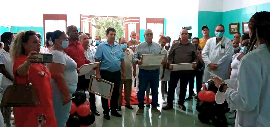 Los Cro. del PCC actuaron con devoción y mucha alegría para entregar los reconocimientos a los participantes de la reconstrucción de los locales mostrando!😊😊💓🇨🇺