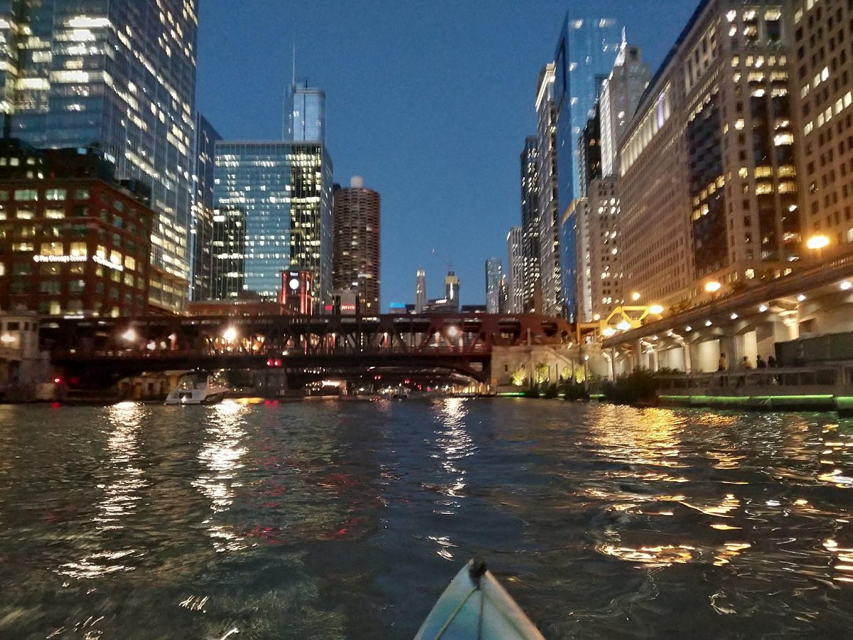 miss_Nyramie's tweet photo. #Wateriders
#sunset paddling β #Chicago #kayak Tours.. What a wonderful place ππ https://t.co/wDgFsLqReS