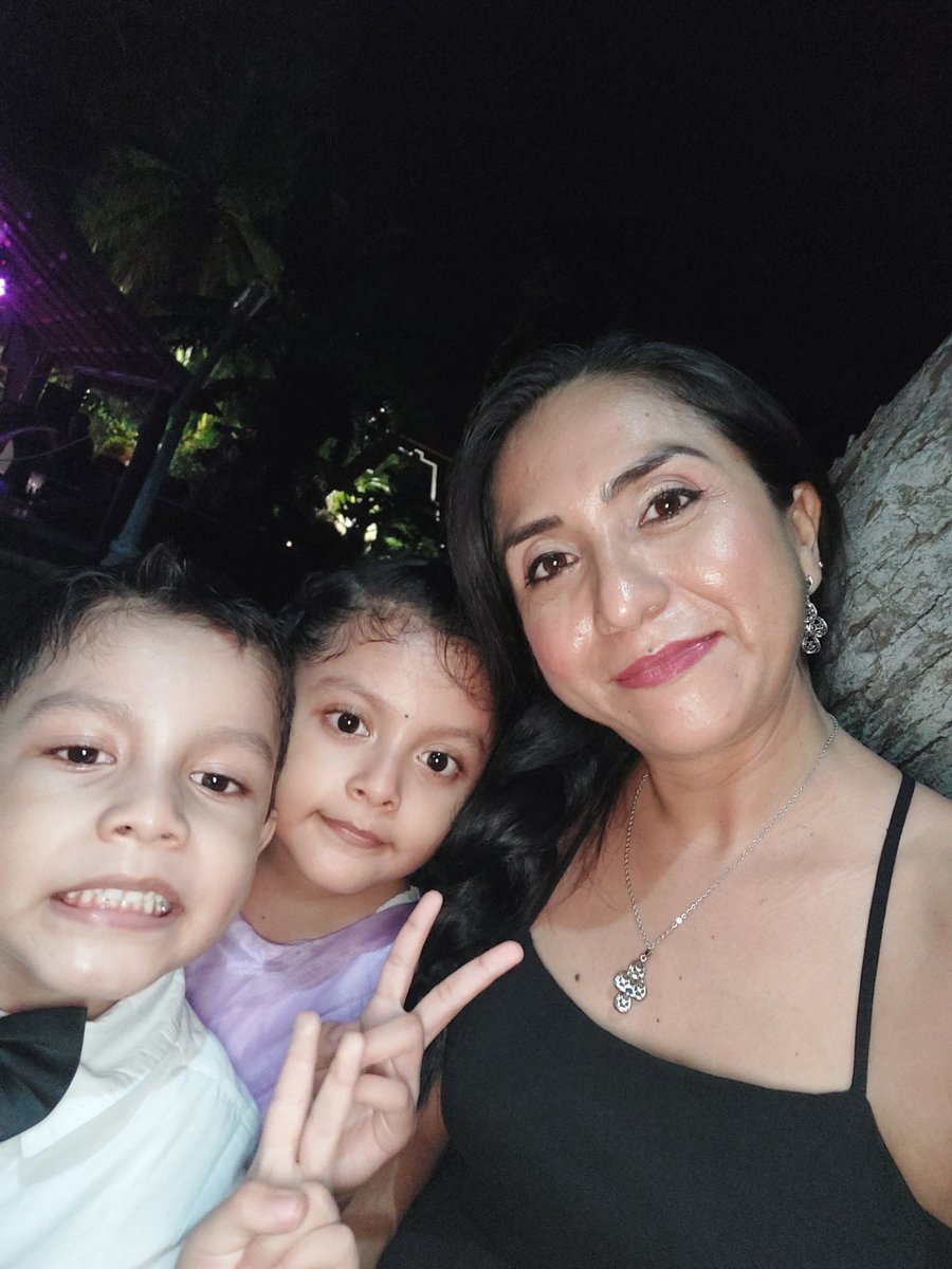 Edith_Morales_R's tweet photo. Festejando con mis chiquitines hermosos!!! :) 😀 #IamHappy https://t.co/iUOzDBVqCm