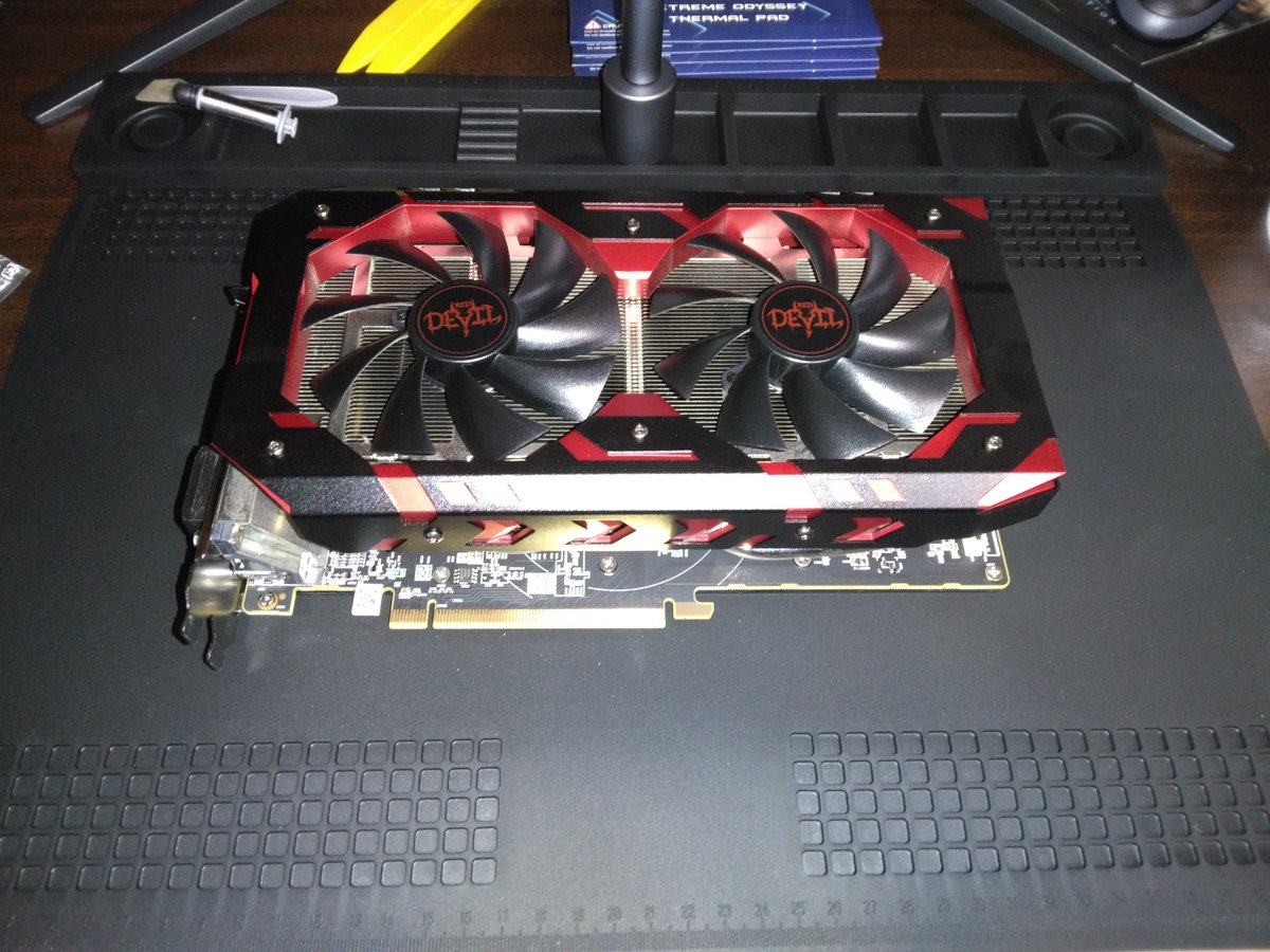 BK505s's tweet photo. 4年前に、中古で購入したRX580くん。
最近温度高い&amp;ファンの音が大きいので、分解清掃(保証消失)。外から飛ばしきれない埃が溜まってた。グリスがカピカピだったんで塗り直し。細かいネジやら、コネクターの破損にヒヤヒヤしながら作業終了。
アイドル時55~60℃だったのが、45℃前後まで下がった。 https://t.co/CI7GHSJAZv