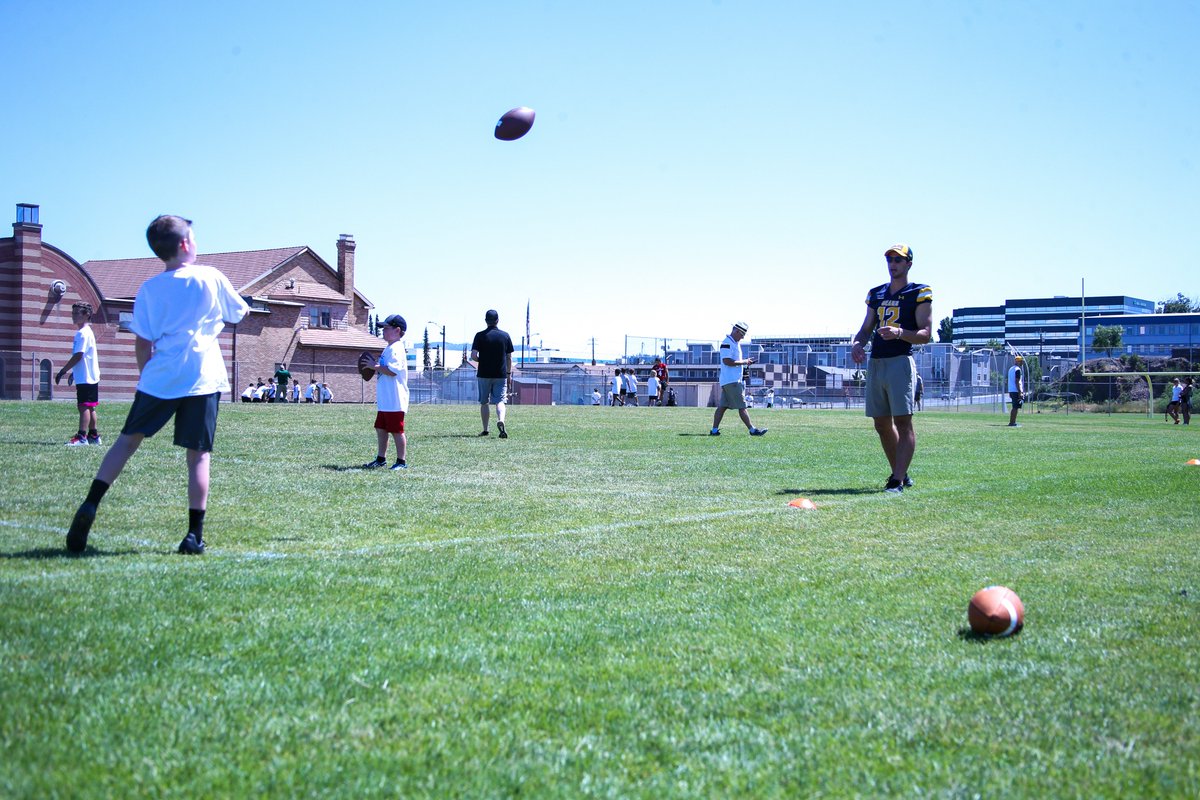 UNC_BearsFB's tweet image. .@dcaf20 and @DavidIHoage34 coaching them up at the #BigSkyKickoff! 

#GetUpGreeley🐻🏈