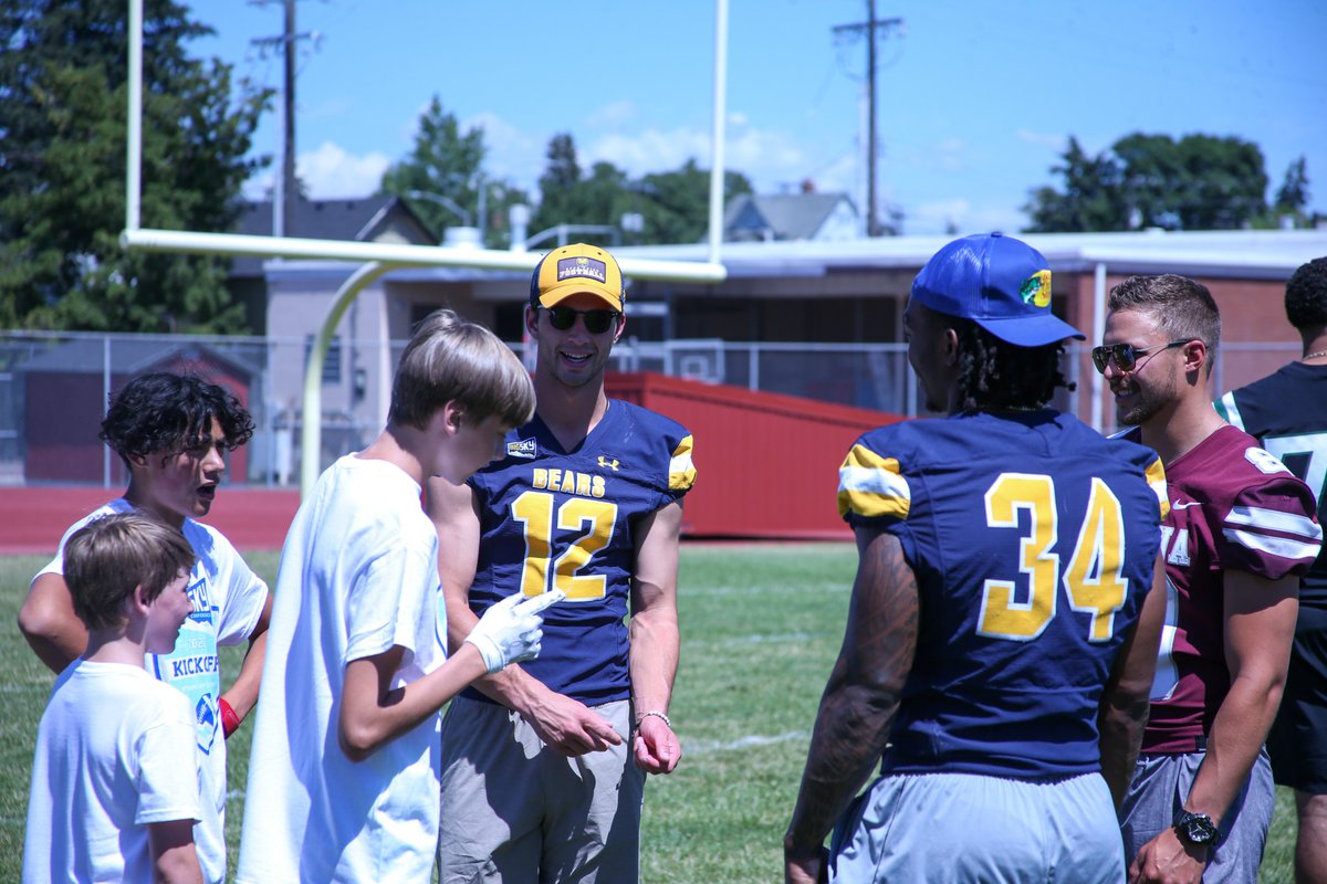 UNC_BearsFB's tweet image. .@dcaf20 and @DavidIHoage34 coaching them up at the #BigSkyKickoff! 

#GetUpGreeley🐻🏈