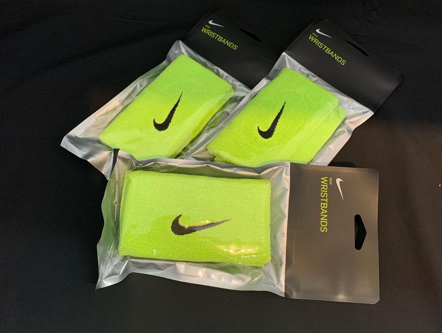 すみれスポーツ 世界一かっこいいロゴ Nikeのリストバンド Newカラーなど ほんの少しだけ致しました 最高にカッコいいです すみれスポーツ スミレスポーツ ナイキ Nike スウォッシュ Wristband リストバンド T Co Hy6srmdiqd Twitter