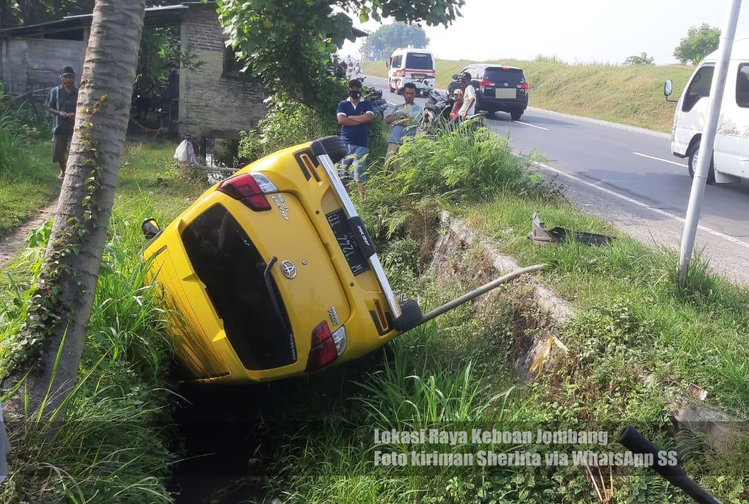 08.44: Info awal #kecelakaan mobil terbalik di Raya Keboan Jombang. Sherlita pendengar SS melaporkan, untuk penumpang mobil selamat. Belum ada petugas di lokasi. Data lengkap belum diketahui. (odp-tm)
