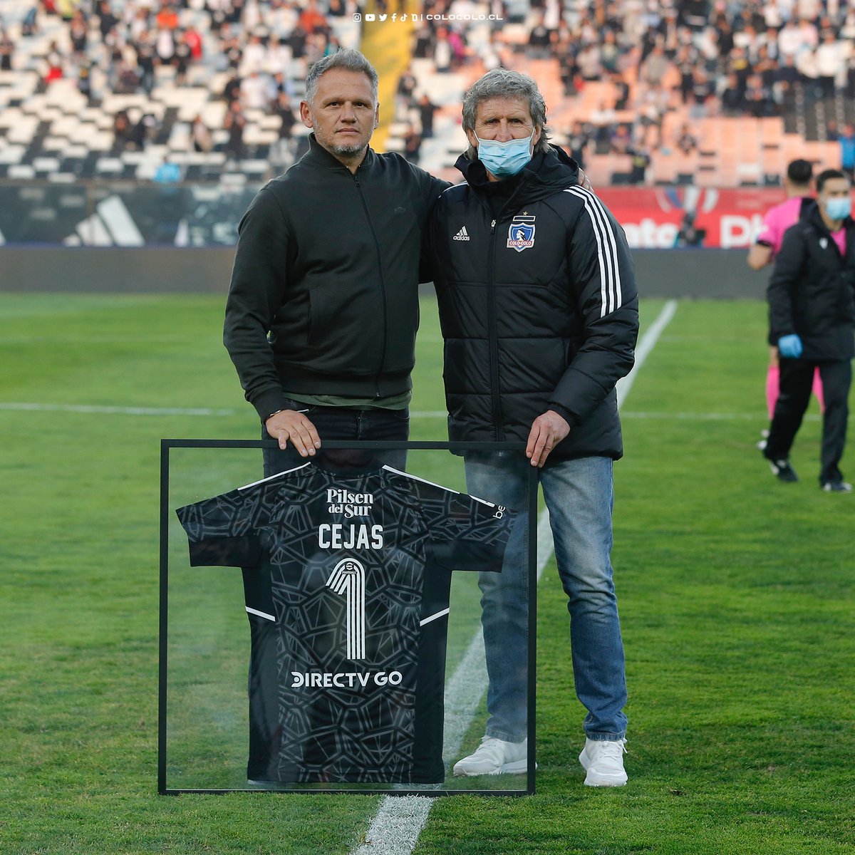 ColoColo's tweet photo. 👏🏼🖤 Muy linda visita hoy de Sebastián "Terremoto" Cejas que se llevó un regalo y el aplauso del pueblo albo. https://t.co/37ToB4V6uj