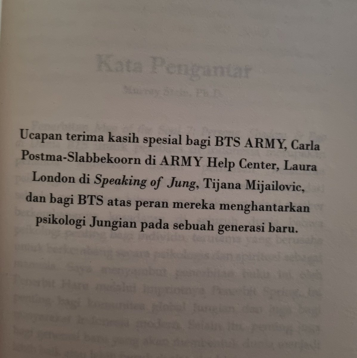 marinareads19's tweet image. Hal yang membuatku tertarik sama buku MOTS7 karena mbah @murraywsteinII menuliskan terima kasih untuk #BTS #BTSARMY 

Hallo @jungianLaura i saw your name in our MOTS7 Translation edition for special thanks! 😍😍

@penerbitspring 

#Springficationbookchallenge