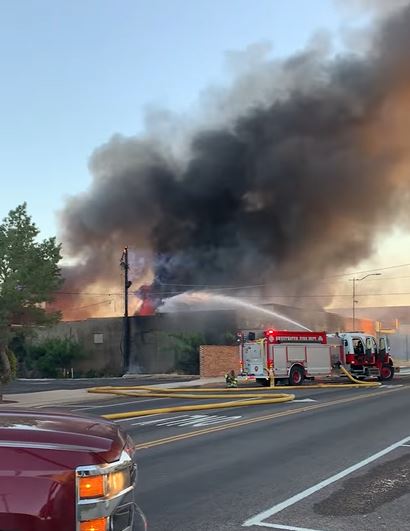 KTXS_News's tweet image. 🚨BREAKING NEWS🚨 The Sweetwater Fire Department and Roscoe Volunteer Fire Department are currently battling a major warehouse fire. Residents are being asked to avoid the area, the fire has reportedly caused multiple outages. DETAILS: bit.ly/3PVbsKR