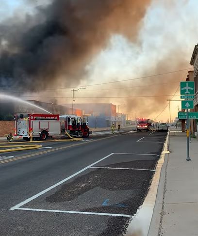 KTXS_News's tweet image. 🚨BREAKING NEWS🚨 The Sweetwater Fire Department and Roscoe Volunteer Fire Department are currently battling a major warehouse fire. Residents are being asked to avoid the area, the fire has reportedly caused multiple outages. DETAILS: bit.ly/3PVbsKR
