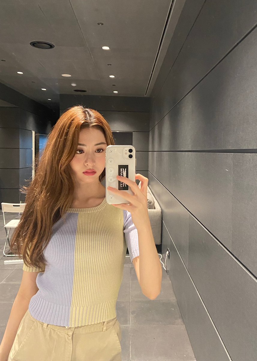 shinezones's tweet photo. yunjin took the best mirror selfies and no one could ever top her. end of discussion https://t.co/eQ6TymfBHZ