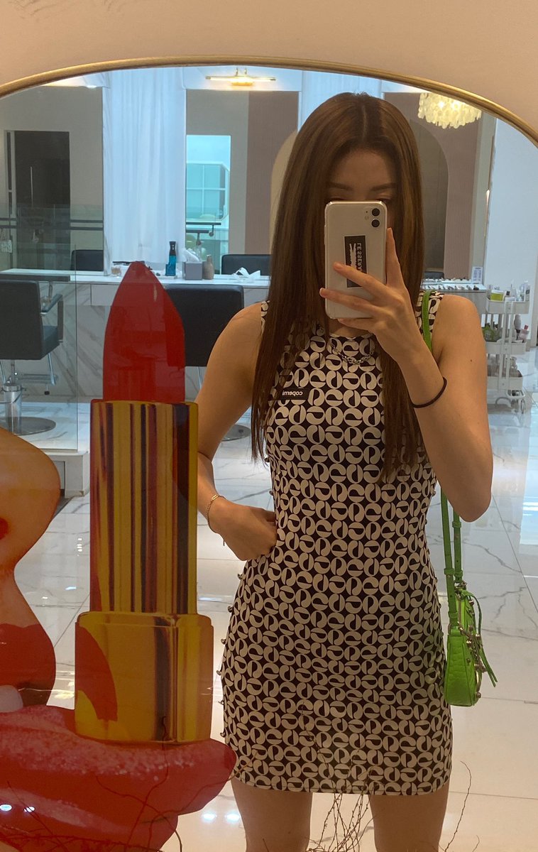 yunjin took the best mirror selfies and no one could ever top her. end of discussion