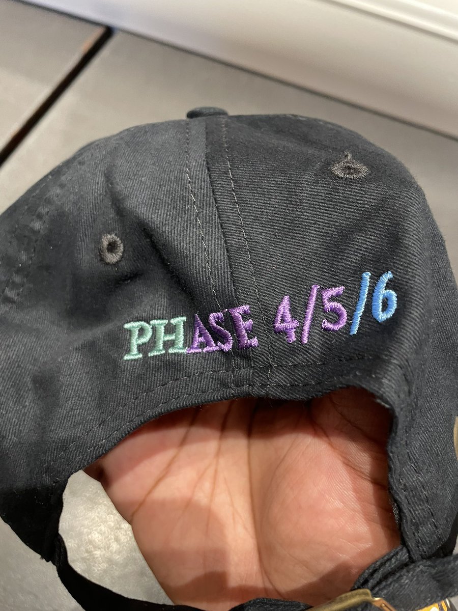 GeekZoneGZ's tweet photo. HAN REGALADO A LOS ASISTENTES UNA GORRA DE LA MULTIVERSE SAGA DE MARVEL STUDIOS https://t.co/3xkFsNLsHF