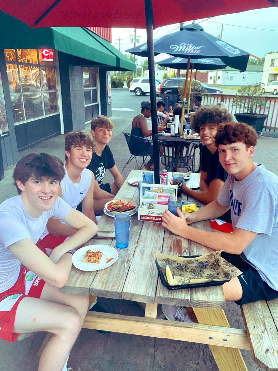VollmanB24's tweet photo. Lost by 1?? 🤔 BUT hanging with @ShiningStarAAU teammates @derbycitypizza to wash it! @BoysEaglesBBall #memories #shine #Cincinnati #pizza #outdoors https://t.co/3MoLbDjERZ