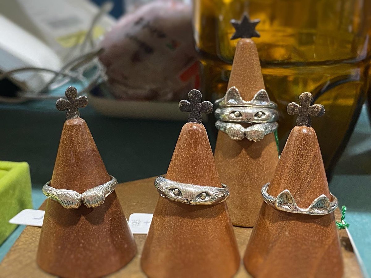 silver_neko's tweet image. にゃんだらけin名古屋
二日目始まりました。
今日も朝から多くのお客さんで熱気ムンムンです♪

#silvermarch  #猫 #猫モチーフ #silver #artclaysilver #アートクレイシルバー #銀粘土 #身に付けるアート #art #accessory #アクセサリー #ring #吹上ホール #にゃんだらけ #にゃんだらけin名古屋