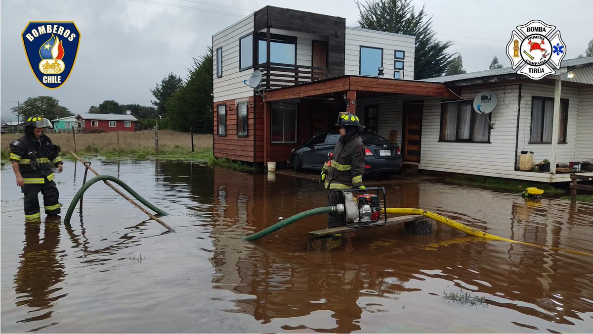 PrimeraTirua's tweet photo. En horas de esta tarde personal de la Primera Compañía del Cuerpo de Bomberos de Tirúa concurrió al sector de manqueche por anegamiento de aguas lluvia en una vivienda, durante más de 3 horas se trabajó para lograr con éxito la evacuación de la gran cantidad de agua acumulada. https://t.co/1E2znVn6Bx