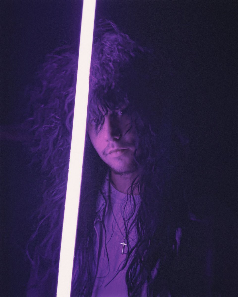 HarrySheps7's tweet photo. I went to a fancy dress as Eddie Munson but with a lightsaber #StrangerThings #starwarscosplay #eddiemuson https://t.co/hE5hzPBeMs