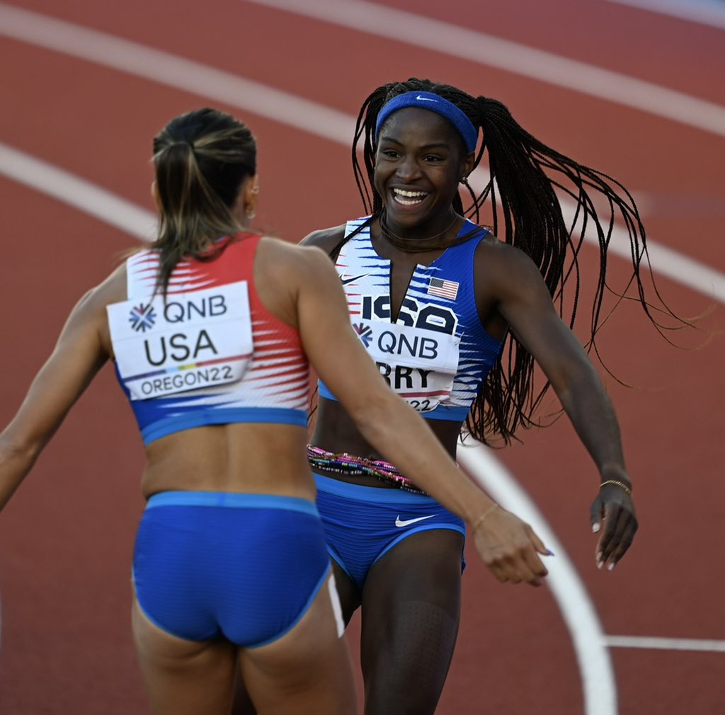 IT’S A HUGE UPSET IN THE WOMEN’S 4x100!!! Team USA edges a star-studded Jamaican squad 41.14 to 41.18, anchored by everyone’s fave @TeeTeeTerry_. Crowd goes absolutely wild.