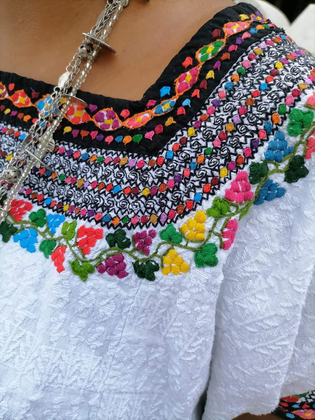 EUCoban91.1 on X Bordado de guipil blusa del traje tipico de Coban y el complemento cadenas de plata hechas por artesanos cobaneros. https t 8wE49MKakF X