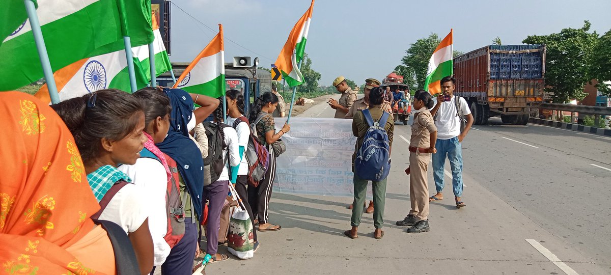 #SSCGD2018_नागपुर_से_दिल्ली_पैदल_मार्च
आज हम छाटीकरा से निकल रहे थे तभी रास्ते मैं हमे रोका गया है पुलिस प्रशासन हम लोगो को रोक रही है बोल रही है और 4दिन रुक जाओ आप की बात करवाते है लेकिन अब हमे सिर्फ बात ही नई ज्वाइनिंग चाहिए हमे हमारा हक चाहिए 
<a href="/HMOIndia/">गृहमंत्री कार्यालय, HMO India</a> <a href="/azad_nishant/">Nishant Azad/निशांत आज़ाद🇮🇳</a> <a href="/PMOIndia/">PMO India</a>