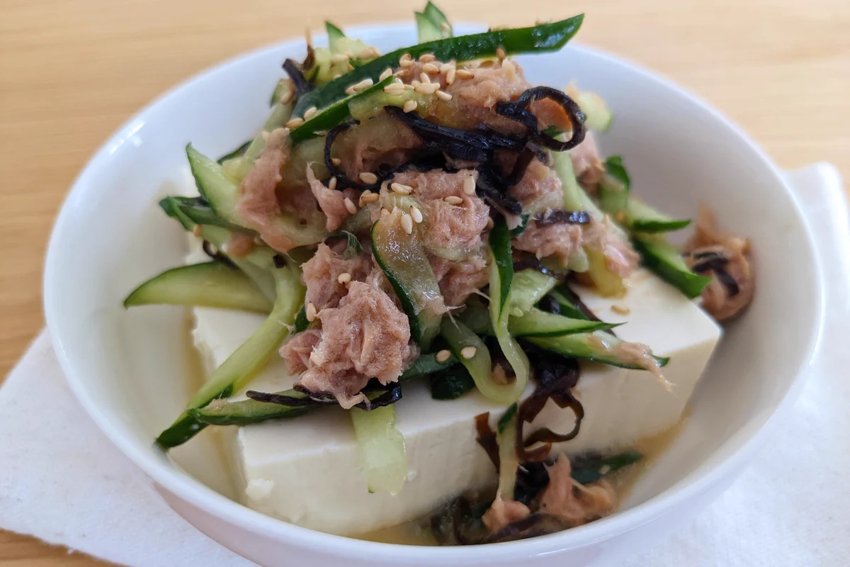 夏にぴったりさっぱりレシピ。きゅうりとツナと塩こんぶ旨味豆腐。
