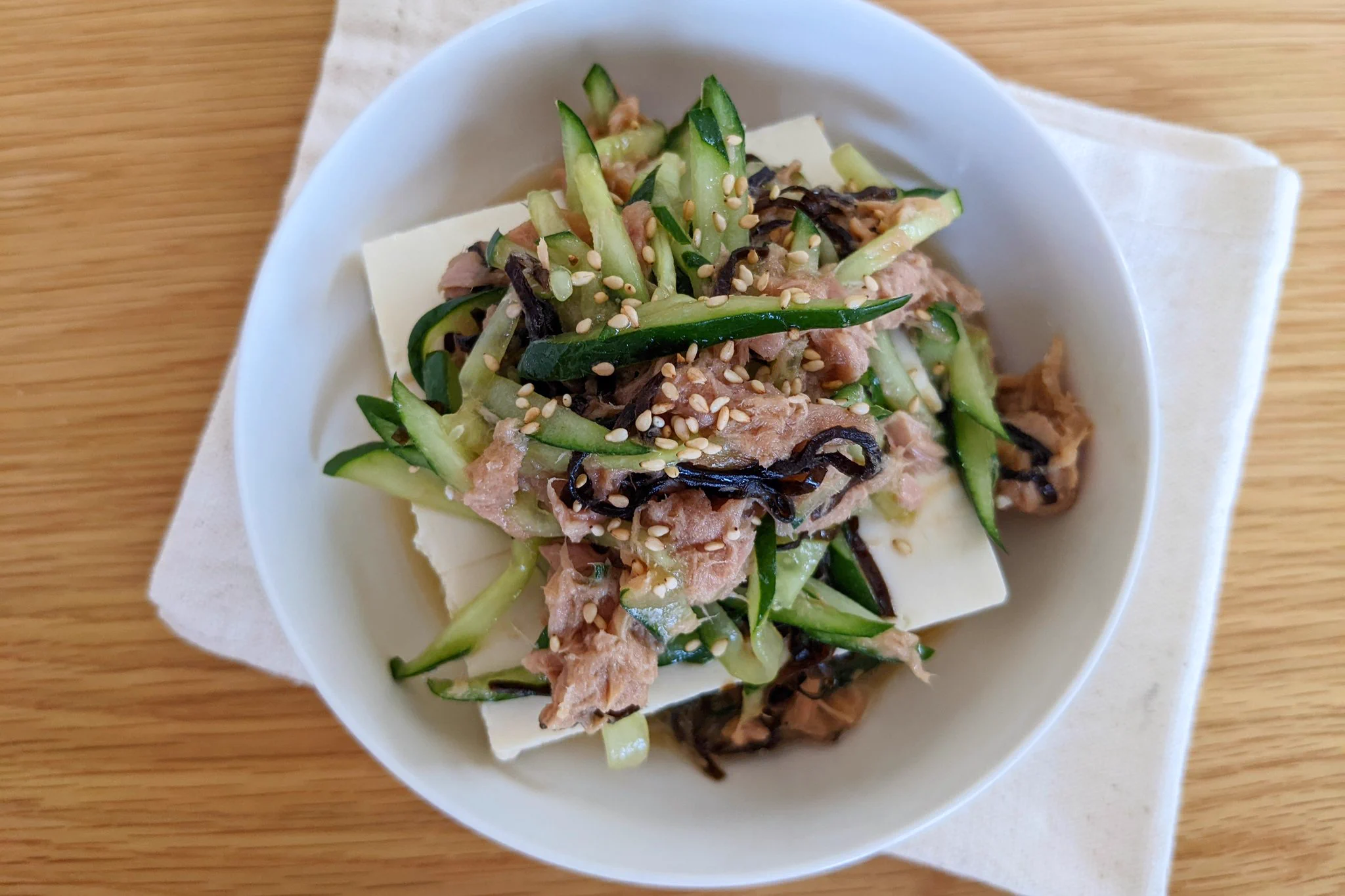 夏にぴったりさっぱりレシピ。きゅうりとツナと塩こんぶ旨味豆腐。