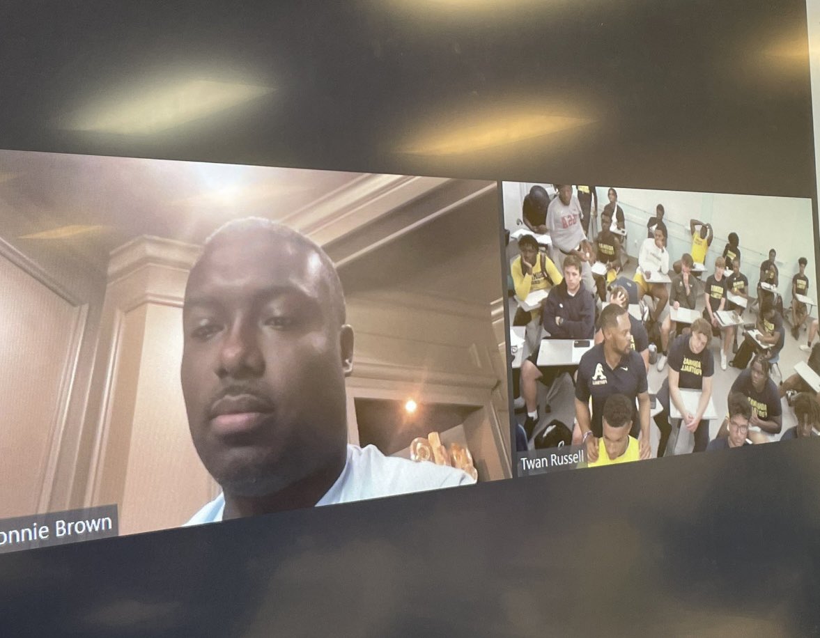 ronnie23brown's tweet photo. Thank you @rogerharriott for having me & for allowing me to share with @STA_Football seniors on leadership, accountability & financial education! 🔷🔶🙏🏾
#purpose #impact>importance #REALadvisor https://t.co/2TbZYRgTUO