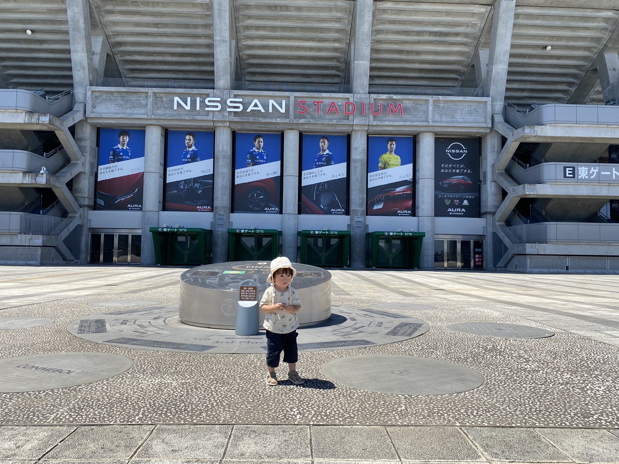 まつきよ 暑いので水遊びしに日産スタジアムの噴水広場行ったけど怖がりまくっていたので記念撮影だけして帰宅 T Co Ljuiuauifq Twitter
