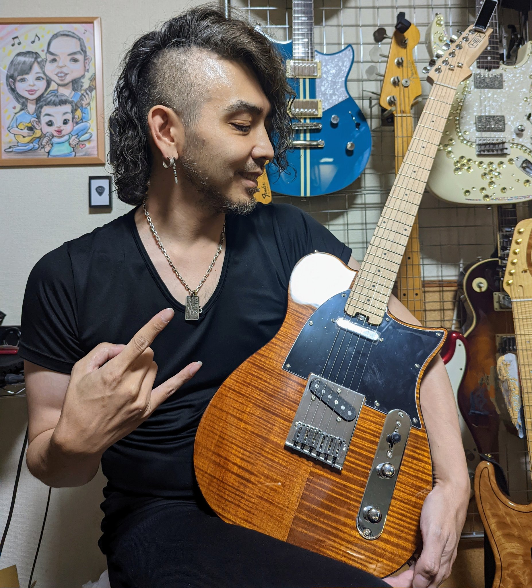 Marcoはついに二児の父 A Twitter 安いギターだってカッコつけて持てばカッコいいし カッコいい音は出るんだよ 色んなことを追求していくと高いもののほうが安定してるけど 悪い楽器なんてこの世にはなくて全部良さがある ちなみにこのギターは確か30万ウォン