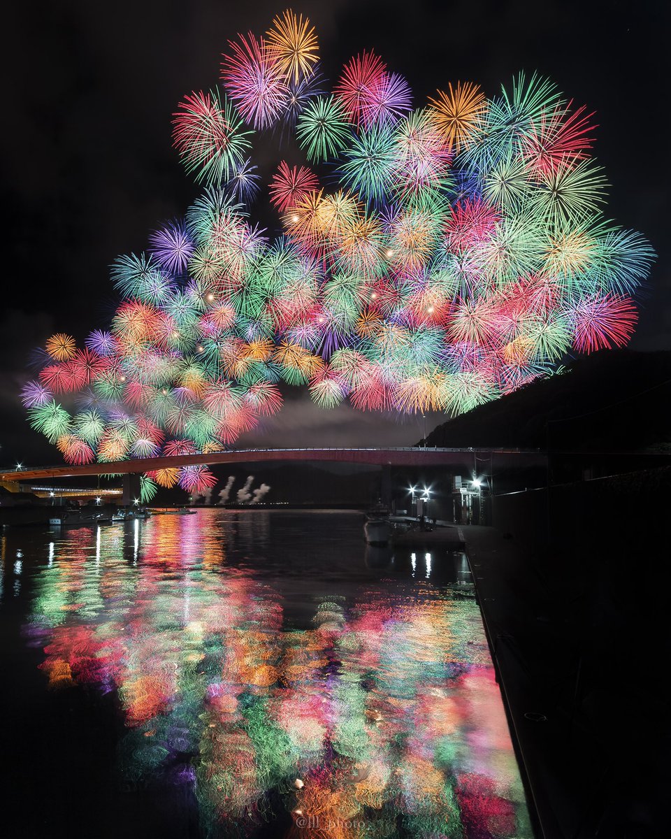 三重県の花火は えぐい レベルで宇宙空間にいるみたい たった数秒間の奇跡 泣いた 脳がバグる Togetter