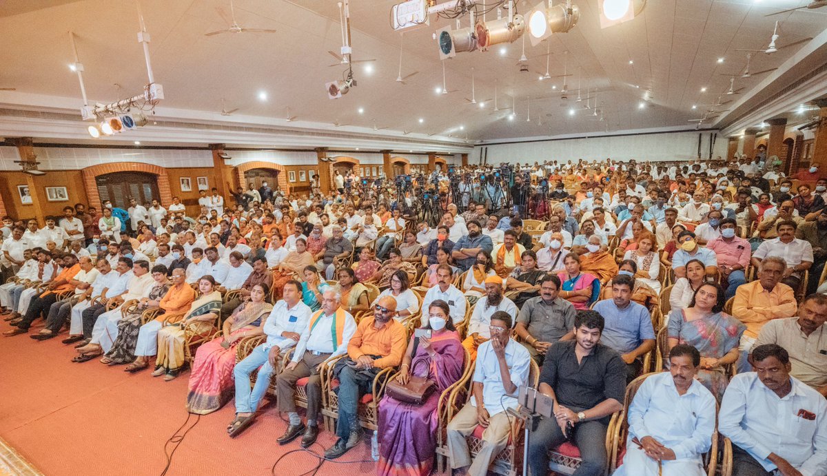 vivekagnihotri's tweet photo. I’d like to thank wonderful people of Chennai, @ProfPRMukund and dynamic leader &amp; new hero of TN @annamalai_k and the organisers for all the love. 

#10Gunas is a book everyone must read. It’s about how Indic values can be used for modern day success. @Rupa_Books https://t.co/We8ubT9nHz