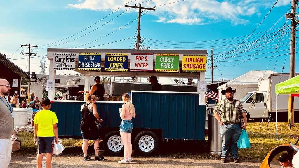 AgutPhotography's tweet photo. #cowboy #cowboyhat #cowboystyle #cowboyny #cowboynewyork #curlyfries #snacks https://t.co/M9xyi1OTzW https://t.co/qQi8tOetNp