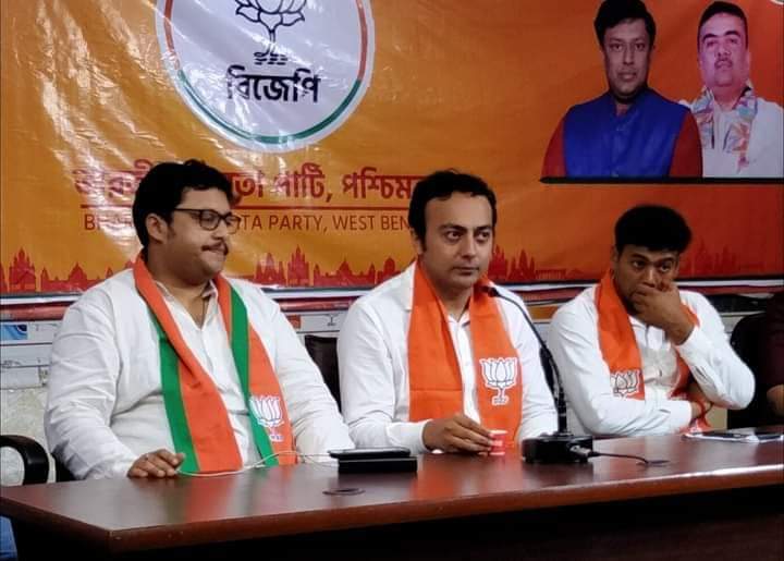 BJYMinWB's tweet photo. Glimpses of #discussion_evening on 8 years of Good Governance, Seva Susashan Gareeb Kalyan organised by PRT Team of @BJYMinWB
The youth were enlightened by dynamic vision of our hon'ble State President @IndranilKhan @Lokenath_Adv, @BJP4Bengal
Legal dept convenor was also present https://t.co/PVzAsox9Fe