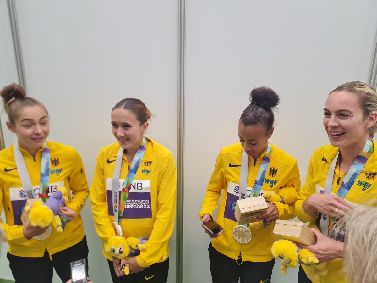 Eine erste Medaille? Vier erste Medaillen! Staffelbronze sorgt für Spaß in den Backen. #Eugene22