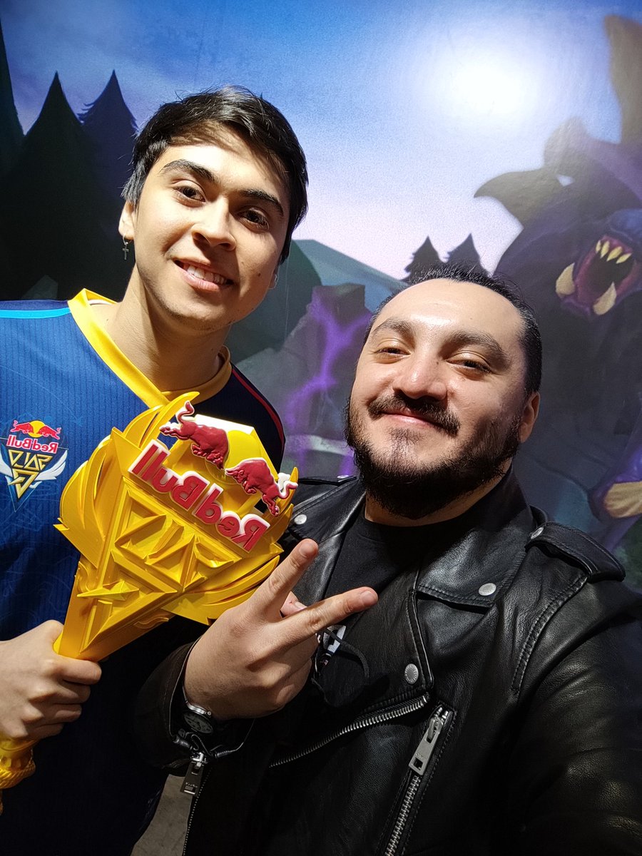 No podía terminar el día sin la fotito con el campeón. Grande <a href="/LukasNegro1/">lukas vega</a>, por fin va a poder viajar después de tantas finales ganadas 🎩

A romperla king!