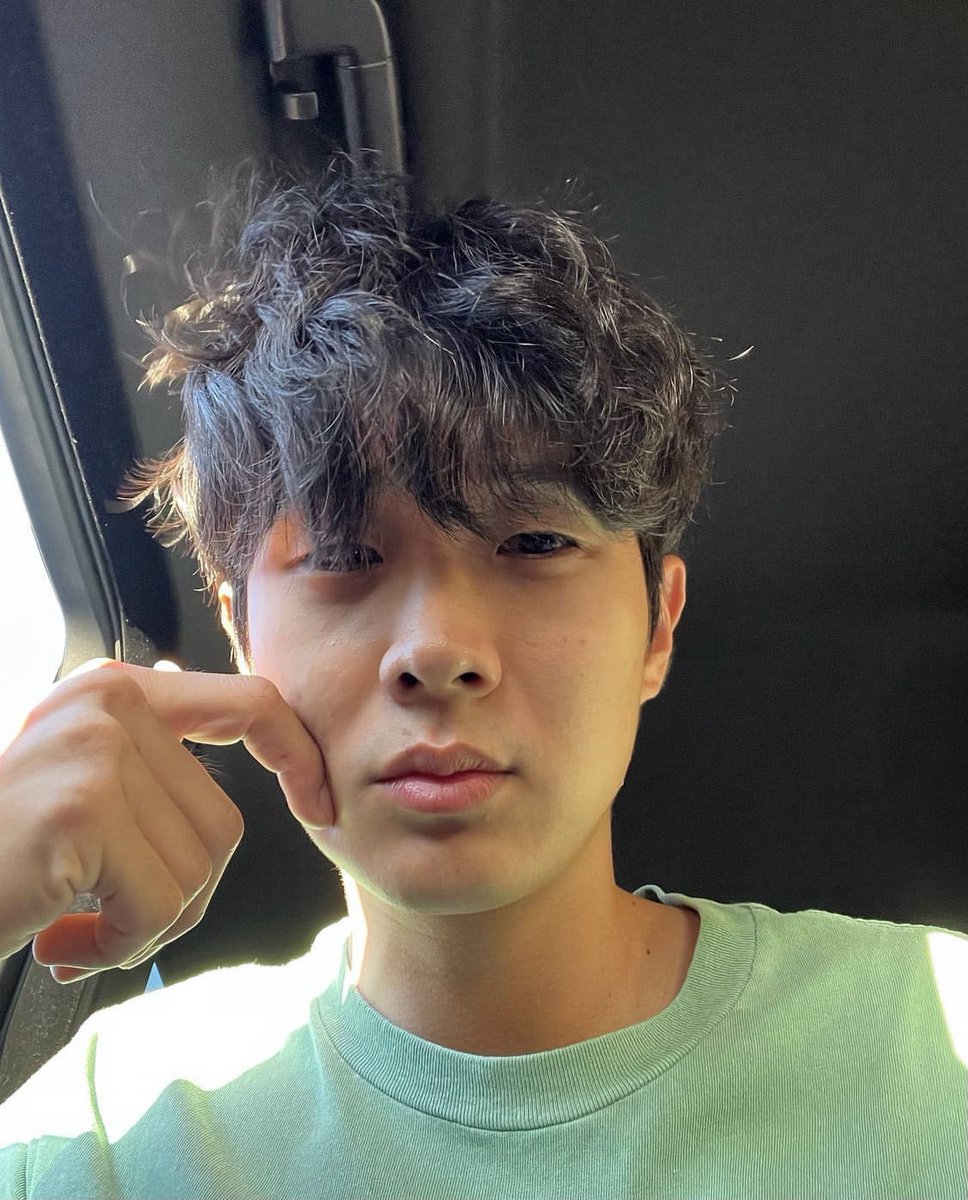 Wooshik_TH's tweet photo. 220724 IG Update

cc: “LA🌞”

แอดรู้สึกอูชิกดูแทนขึ้นนิดนึงง ไหมคะ? 🤍🐥 

#ชเวอูชิก #ChoiWooShik https://t.co/SR8yG1I13x
