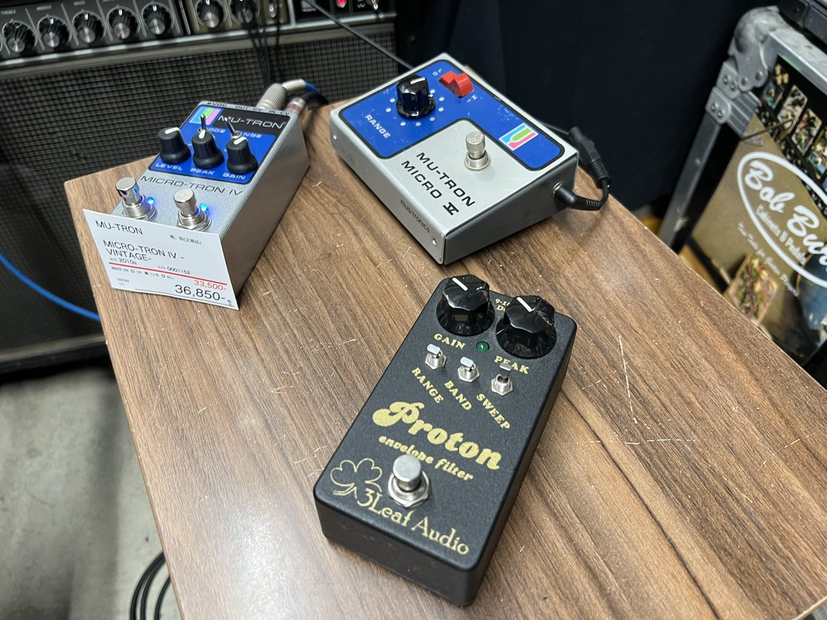 CyborgMamezo's tweet photo. 今日はミュートロン Micro-tronⅣを購入するつもりで持ち込んだ機材で二瓶ちゃんと比較検証。
二瓶ちゃんの言葉を借りると
「ふりかけご飯と卵かけご飯位の違い」
なんだよ…その妙な説得力…。
#tc楽器 #ミュートロン #Mutron #エフェクター https://t.co/c87PV2sMBW