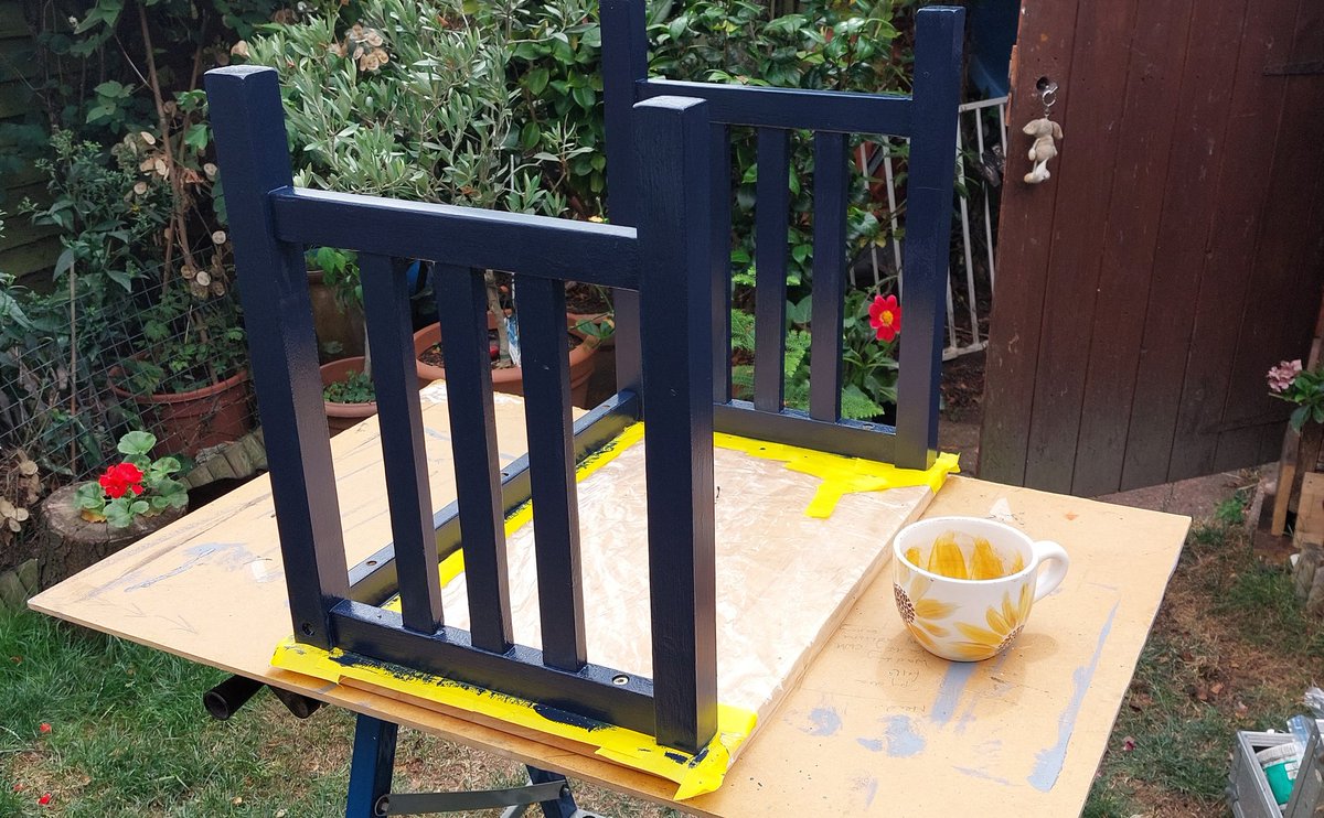 ArtistZara's tweet photo. Working on the big coffee table. Nearly finished #DIY #upcycled #furniture #paint @ArtMutuals https://t.co/obgvYYaHE5