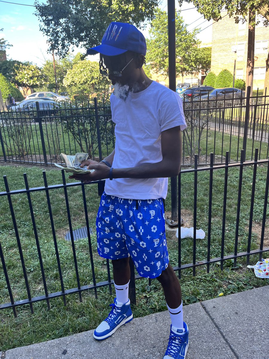 trapflavakimon's tweet photo. They wearing fake Amiri I really got motion🥱💰she seen the carties and turned to a ocean 🌊 #22 https://t.co/Qa6kn1wEcS