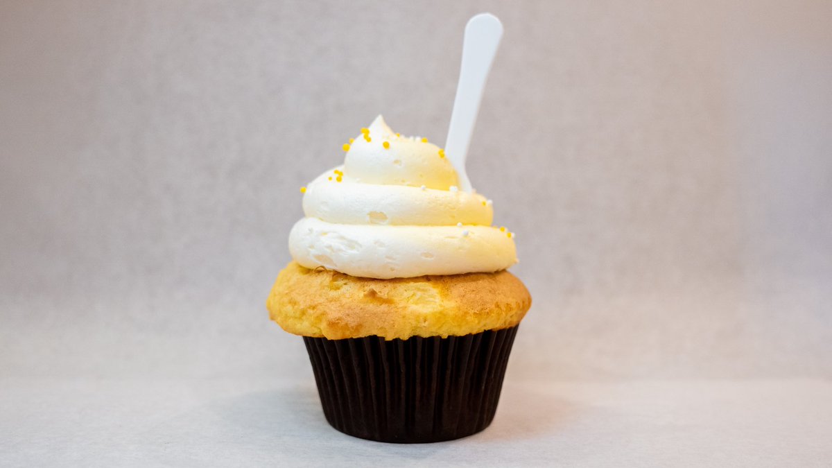 cupcakecharlies's tweet photo. Final day of our first Flavor Frenzy Weekend! Have you stopped in to try The Dole Whip yet?
#FlavorFrenzy #cupcakes #cupcake #cupcakesofinstagram #cupcakegrid #cupcaketime #DoleWhip https://t.co/lwjku2rjaY