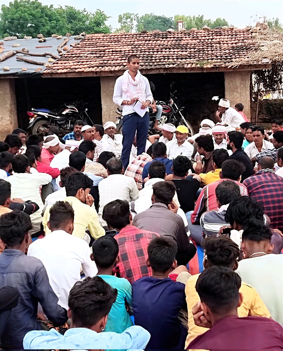 roat_mla's tweet photo. “जब तक जुल्मी जुल्म करेगा सत्ता के गलियारों से, चप्पा-चप्पा गूँज उठेगा जय जोहार के नारों से”
 
विश्व आदिवासी दिवस की पूर्व तैयारी को लेकर पंचायत समिति सिमलवाड़ा में बैठक का आयोजन किया गया। https://t.co/kw9ZZFjMoW