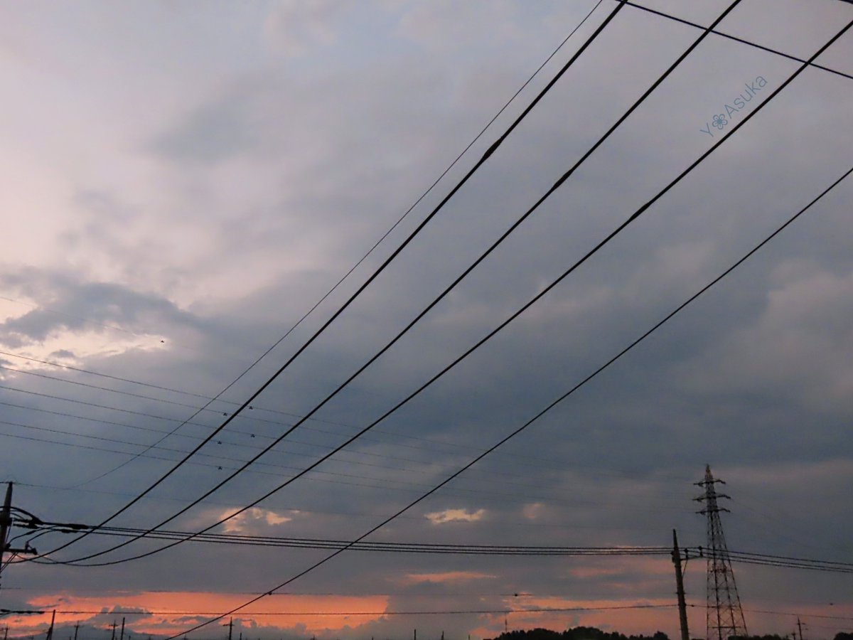 yumeasutw's tweet photo. 黒雲の向こうが焼けました🌆
お疲れ様���す🏁
涼しい夕風が吹き抜ける
雷雲の接近を感じる #夕暮れ 🌆
黒雲が東から広がり始め
北の彼方が赤く染まりました❤️
#空の名前
#雲の教室
#天気の図鑑 #雲友
#夕空 #夕焼け #鉄塔 #電柱 #電線
#マジックアワー #薄明 #sunset
#a2022 #a0731 #a202207 https://t.co/R834RdneFA